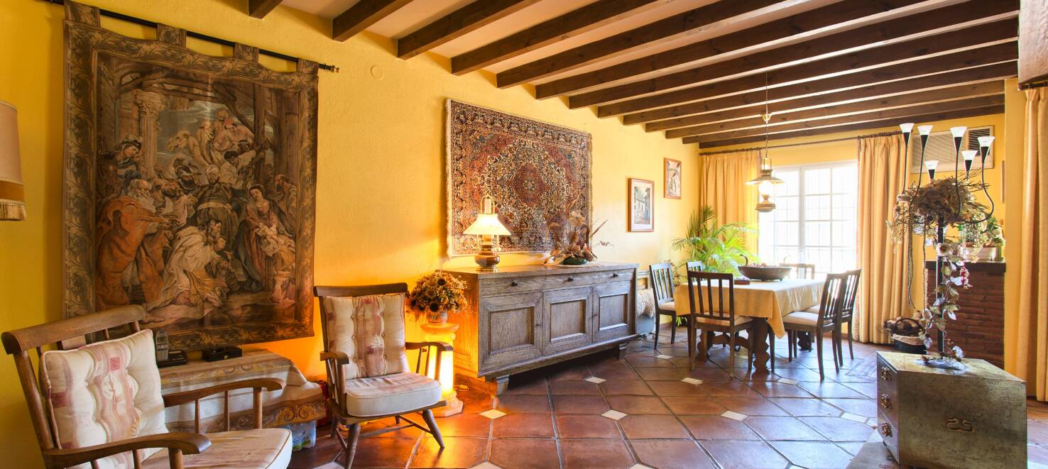 Casa adosada andaluza en el centro de Benahavís con vistas a la montaña y atractivo para inversión