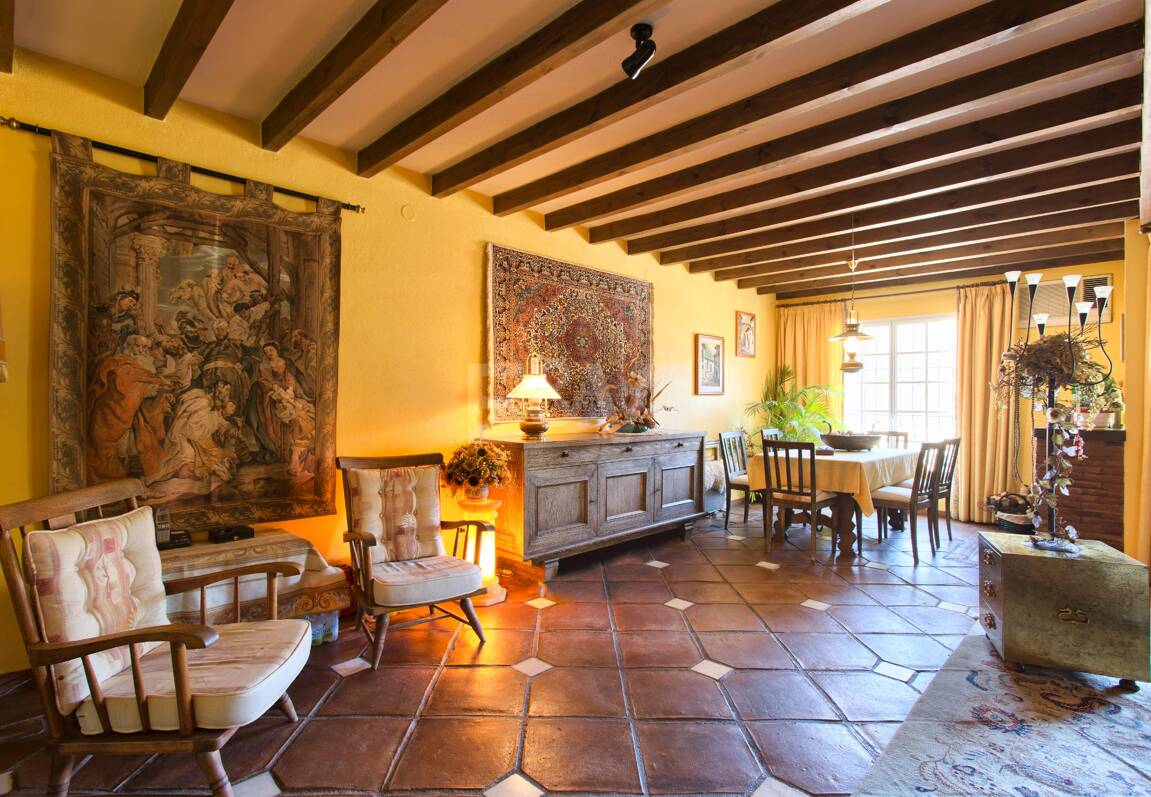 Maison de ville andalouse à Benahavís Centre avec vues sur la montagne & Investissement Appel