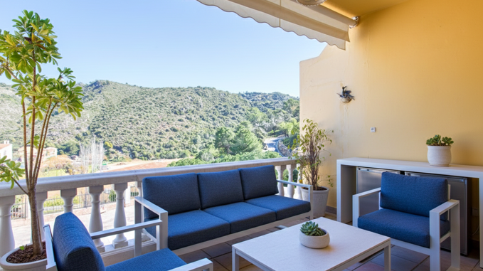 Andalusiska Townhouse i Benahavís Centre med Mountain Views & Investment Appeal