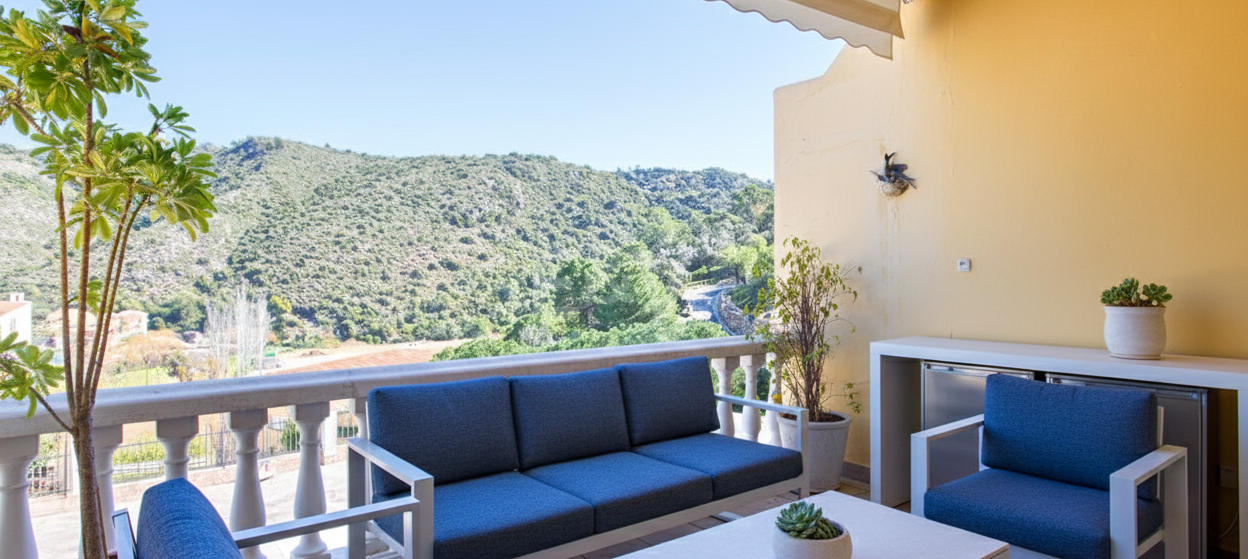 Casa adosada andaluza en el centro de Benahavís con vistas a la montaña y atractivo para inversión