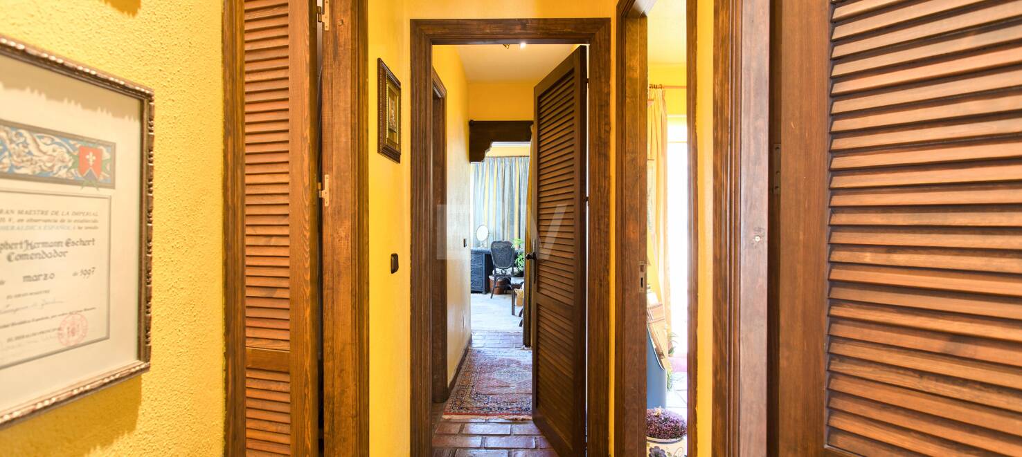 Casa adosada andaluza en el centro de Benahavís con vistas a la montaña y atractivo para inversión