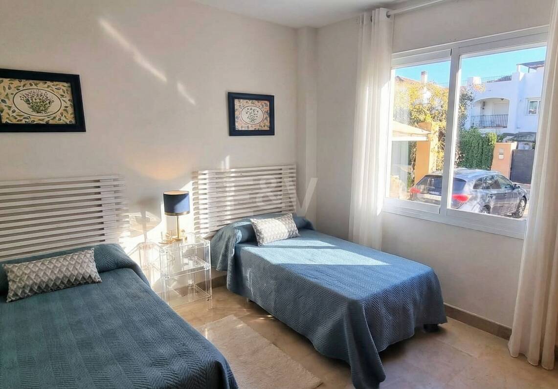 Amplio apartamento de calidad con 3 dormitorios en el corazón de la Milla de Oro, a poca distancia a pie de la playa y de todos los servicios