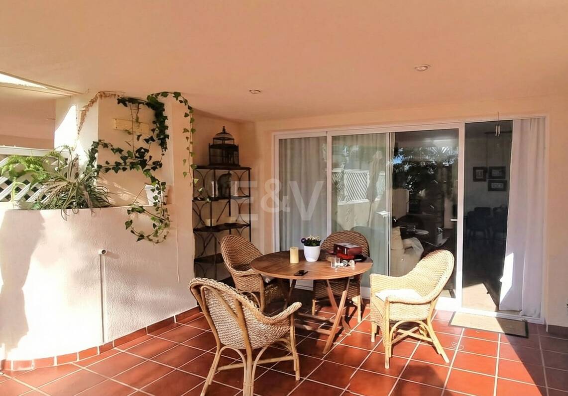 Amplio apartamento de calidad con 3 dormitorios en el corazón de la Milla de Oro, a poca distancia a pie de la playa y de todos los servicios