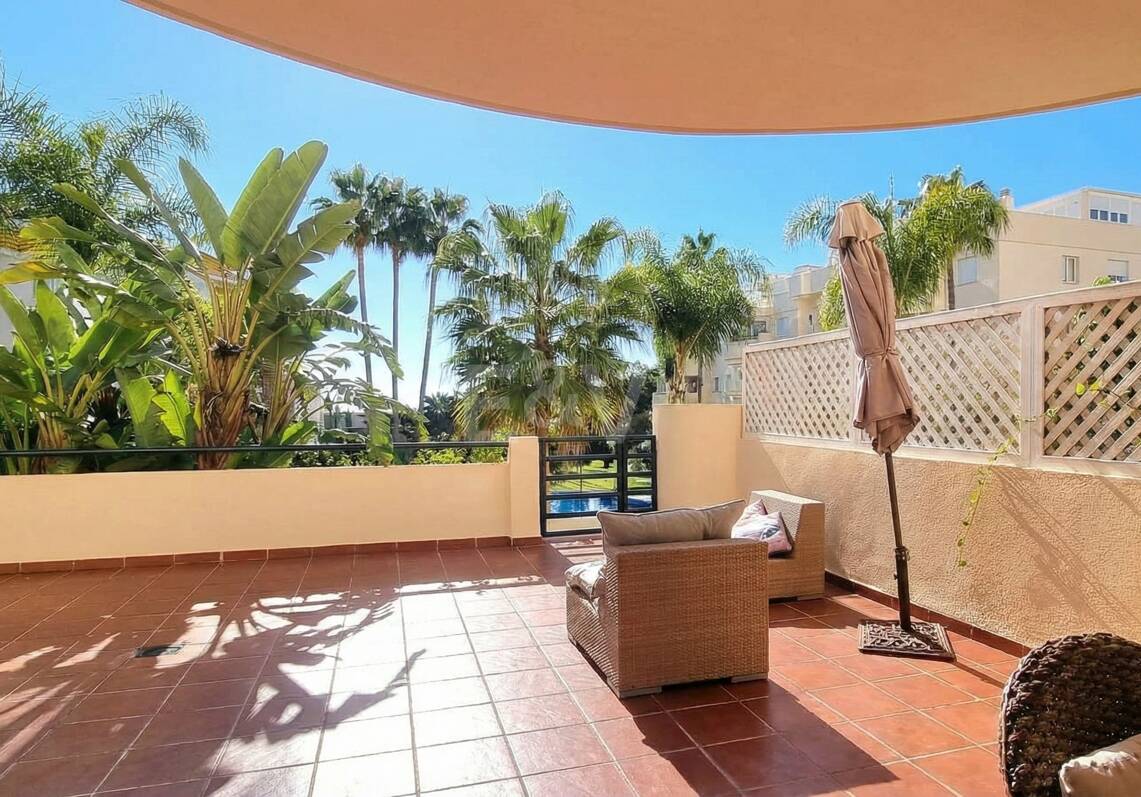 Amplio apartamento de calidad con 3 dormitorios en el corazón de la Milla de Oro, a poca distancia a pie de la playa y de todos los servicios