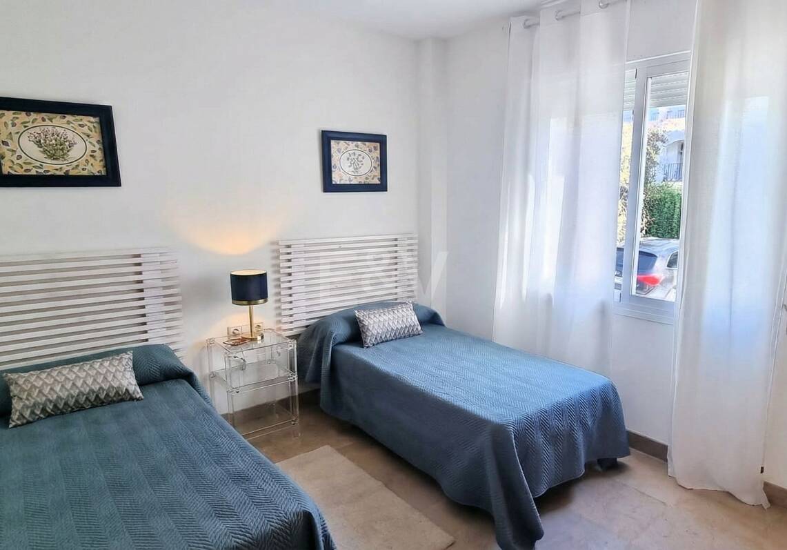 Amplio apartamento de calidad con 3 dormitorios en el corazón de la Milla de Oro, a poca distancia a pie de la playa y de todos los servicios