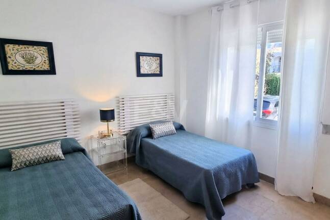 Spacious quality apartment with 3 bedrooms in the heart of the Golden Mile, walking distance to the beach and all services