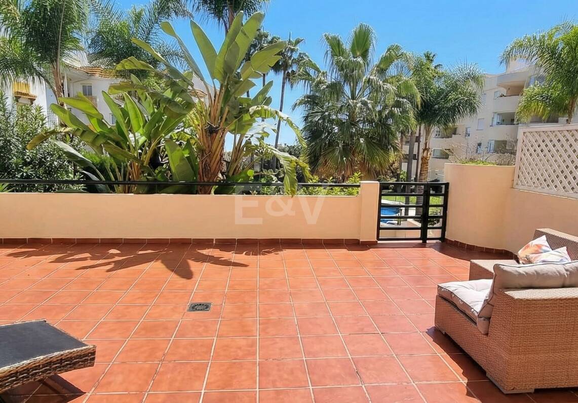 Amplio apartamento de calidad con 3 dormitorios en el corazón de la Milla de Oro, a poca distancia a pie de la playa y de todos los servicios