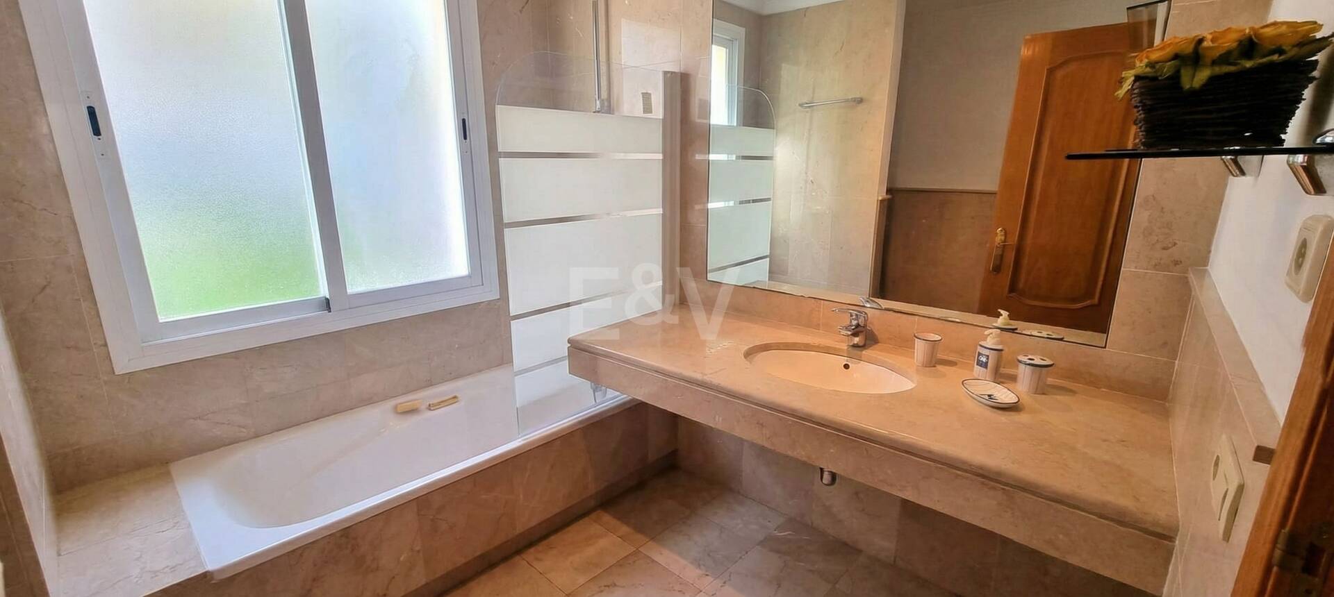 Spacious quality apartment with 3 bedrooms in the heart of the Golden Mile, walking distance to the beach and all services