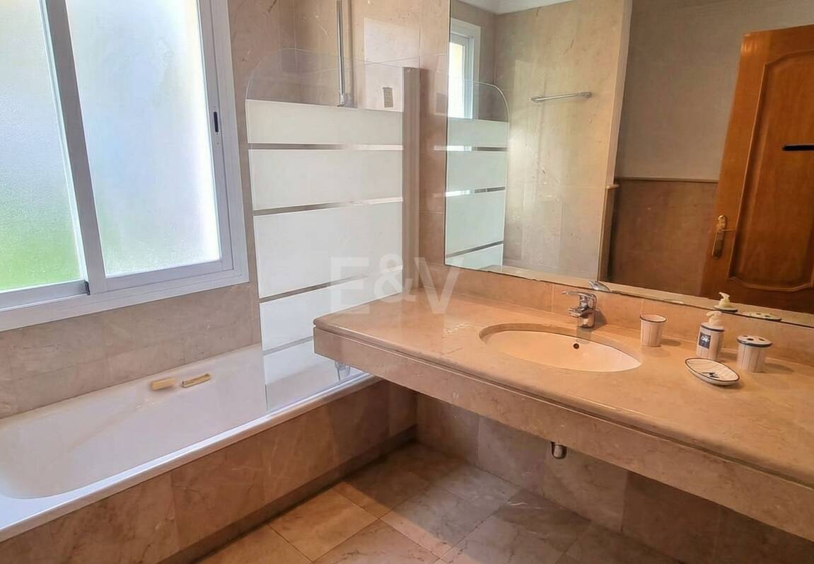 Spacious quality apartment with 3 bedrooms in the heart of the Golden Mile, walking distance to the beach and all services