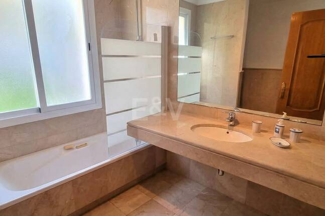 Spacious quality apartment with 3 bedrooms in the heart of the Golden Mile, walking distance to the beach and all services