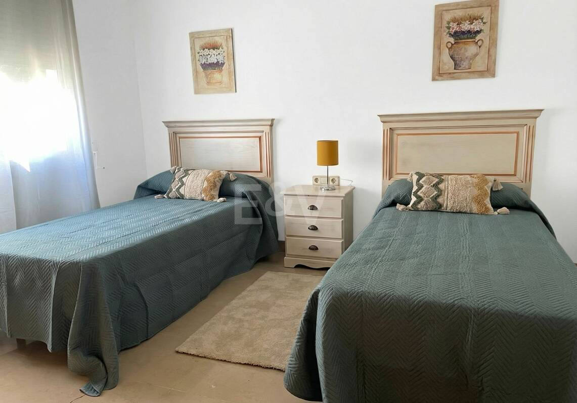 Amplio apartamento de calidad con 3 dormitorios en el corazón de la Milla de Oro, a poca distancia a pie de la playa y de todos los servicios