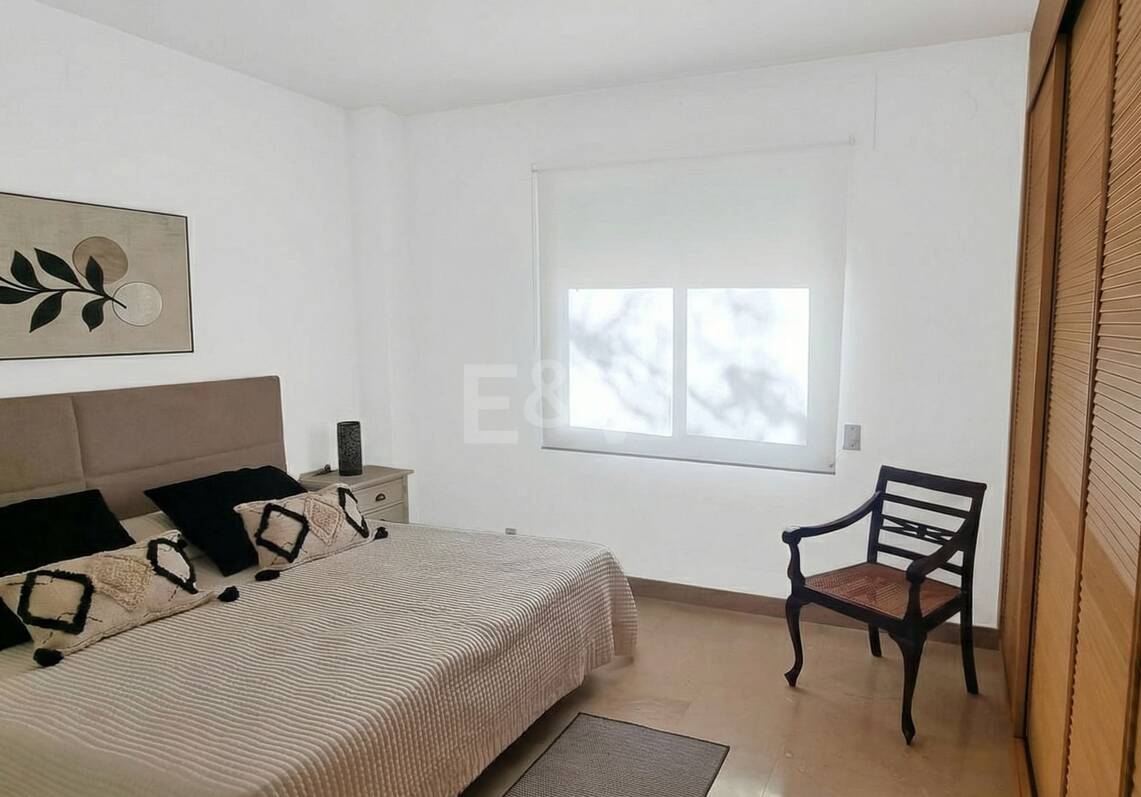 Amplio apartamento de calidad con 3 dormitorios en el corazón de la Milla de Oro, a poca distancia a pie de la playa y de todos los servicios