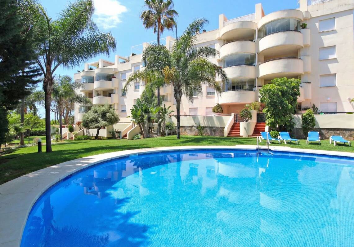 Amplio apartamento de calidad con 3 dormitorios en el corazón de la Milla de Oro, a poca distancia a pie de la playa y de todos los servicios