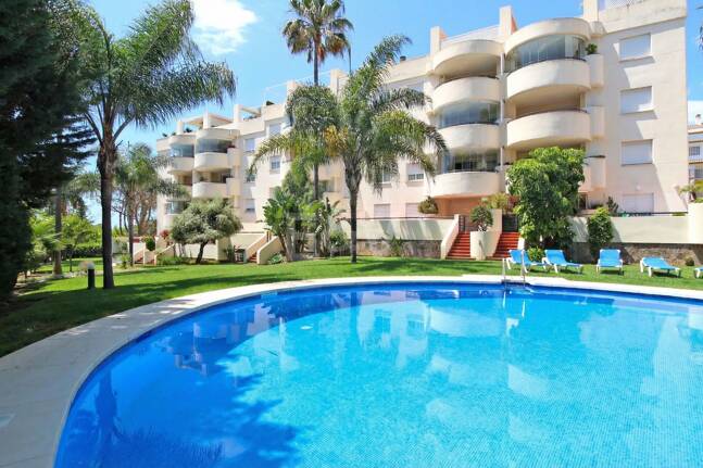 Spacious quality apartment with 3 bedrooms in the heart of the Golden Mile, walking distance to the beach and all services