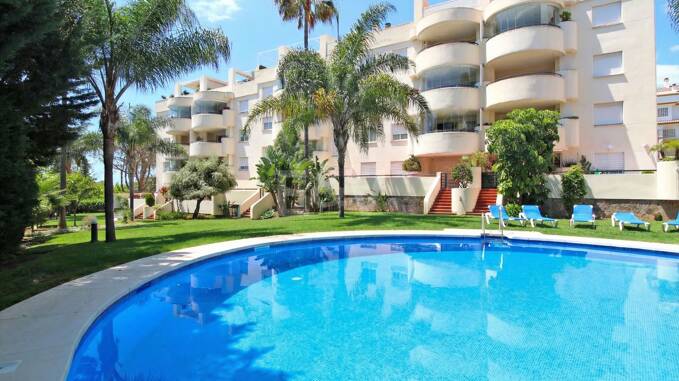 Spacious quality apartment with 3 bedrooms in the heart of the Golden Mile, walking distance to the beach and all services
