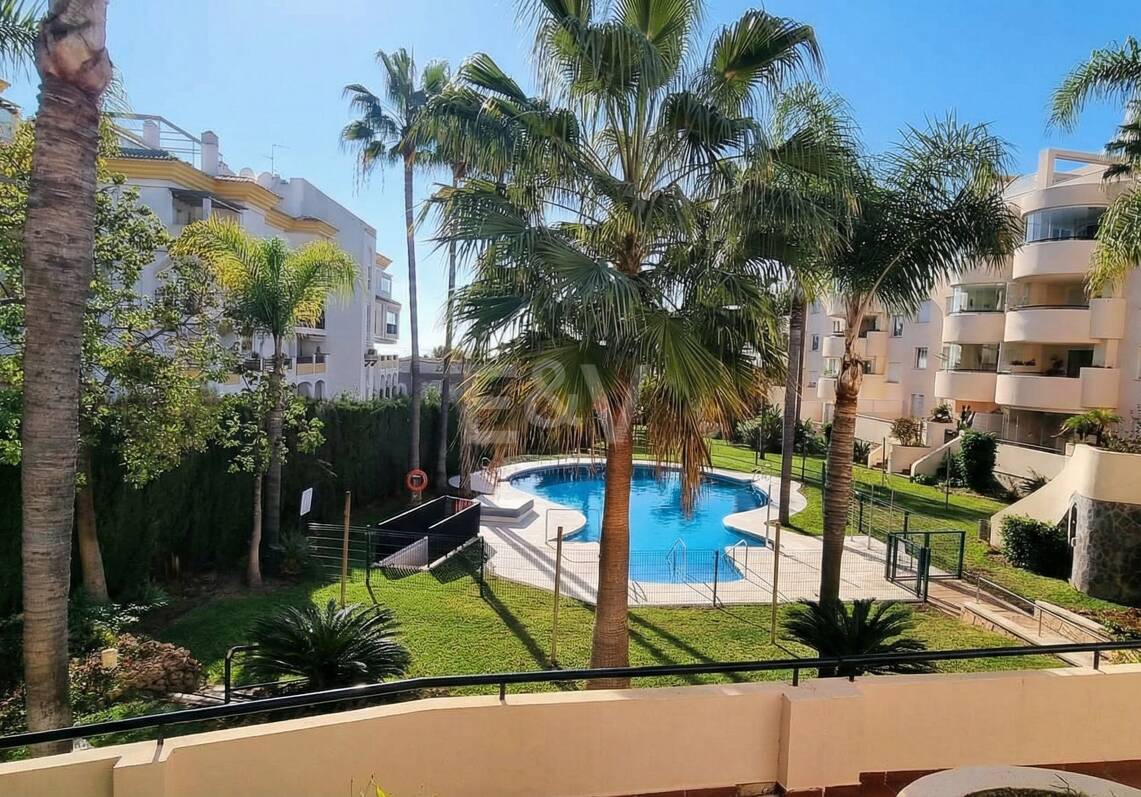 Amplio apartamento de calidad con 3 dormitorios en el corazón de la Milla de Oro, a poca distancia a pie de la playa y de todos los servicios