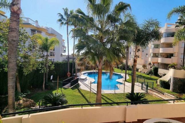 Spacious quality apartment with 3 bedrooms in the heart of the Golden Mile, walking distance to the beach and all services