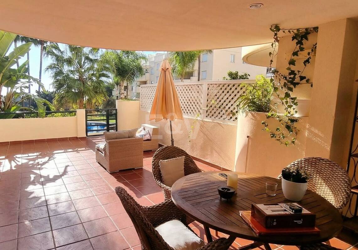 Amplio apartamento de calidad con 3 dormitorios en el corazón de la Milla de Oro, a poca distancia a pie de la playa y de todos los servicios