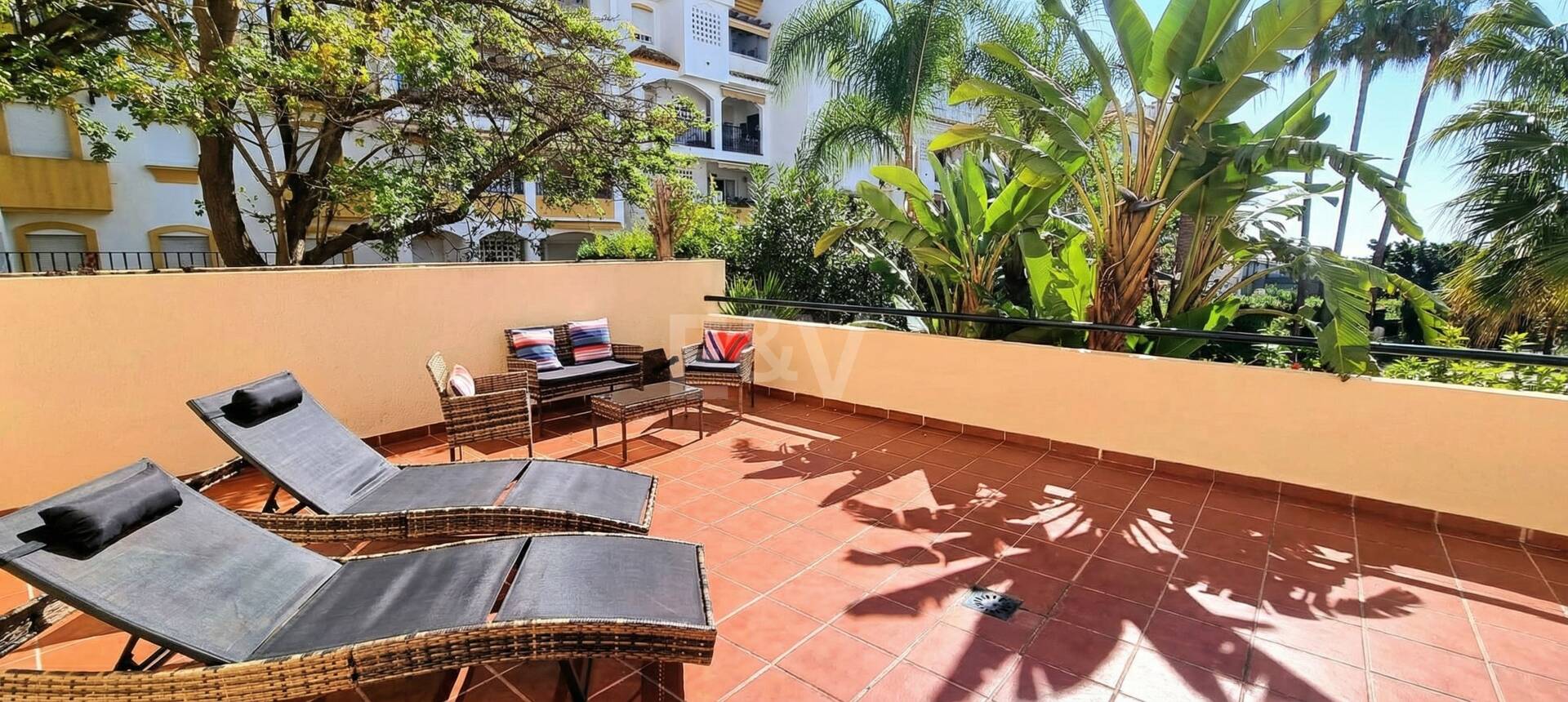 Spacious quality apartment with 3 bedrooms in the heart of the Golden Mile, walking distance to the beach and all services