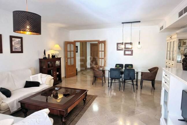 Spacious quality apartment with 3 bedrooms in the heart of the Golden Mile, walking distance to the beach and all services