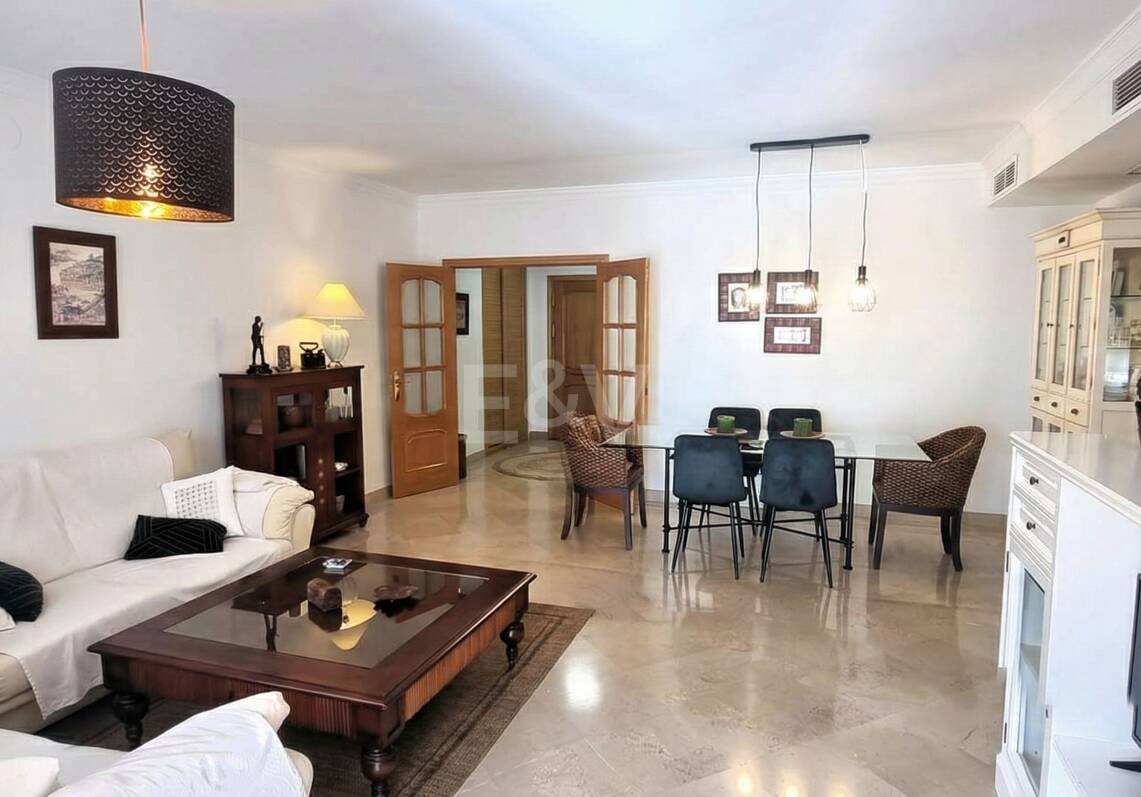 Amplio apartamento de calidad con 3 dormitorios en el corazón de la Milla de Oro, a poca distancia a pie de la playa y de todos los servicios