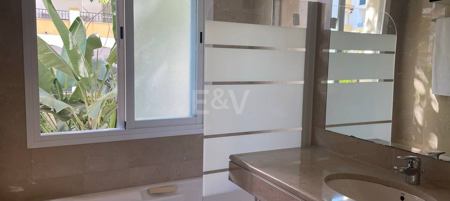 Geräumige Qualitätswohnung mit 3 Schlafzimmern an der Goldenen Meile, zu Fuß zum Strand und allen Dienstleistungen