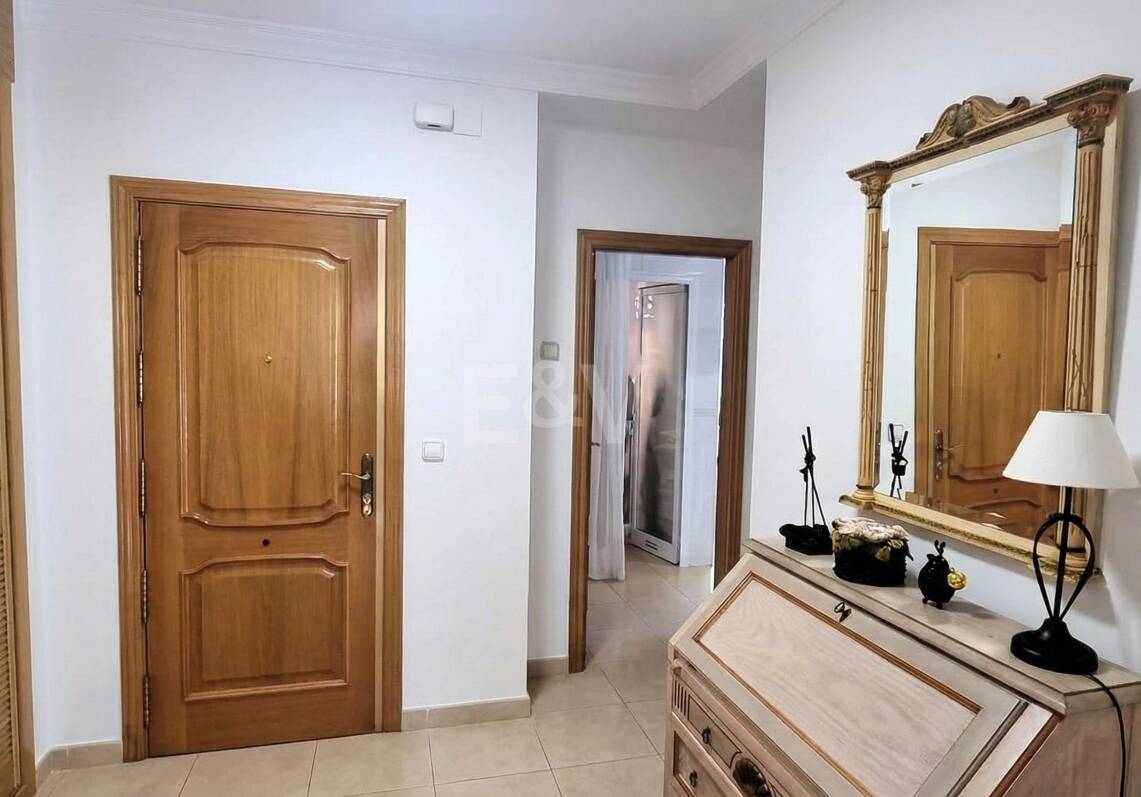 Amplio apartamento de calidad con 3 dormitorios en el corazón de la Milla de Oro, a poca distancia a pie de la playa y de todos los servicios