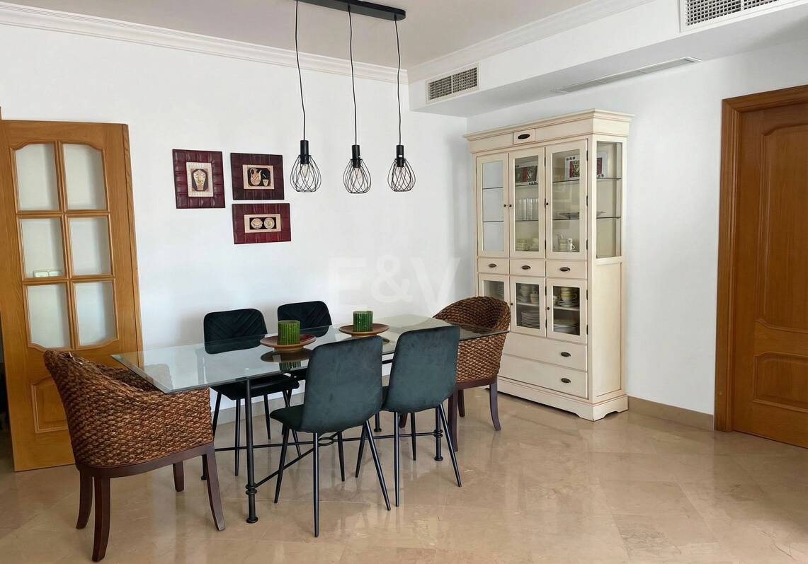 Amplio apartamento de calidad con 3 dormitorios en el corazón de la Milla de Oro, a poca distancia a pie de la playa y de todos los servicios