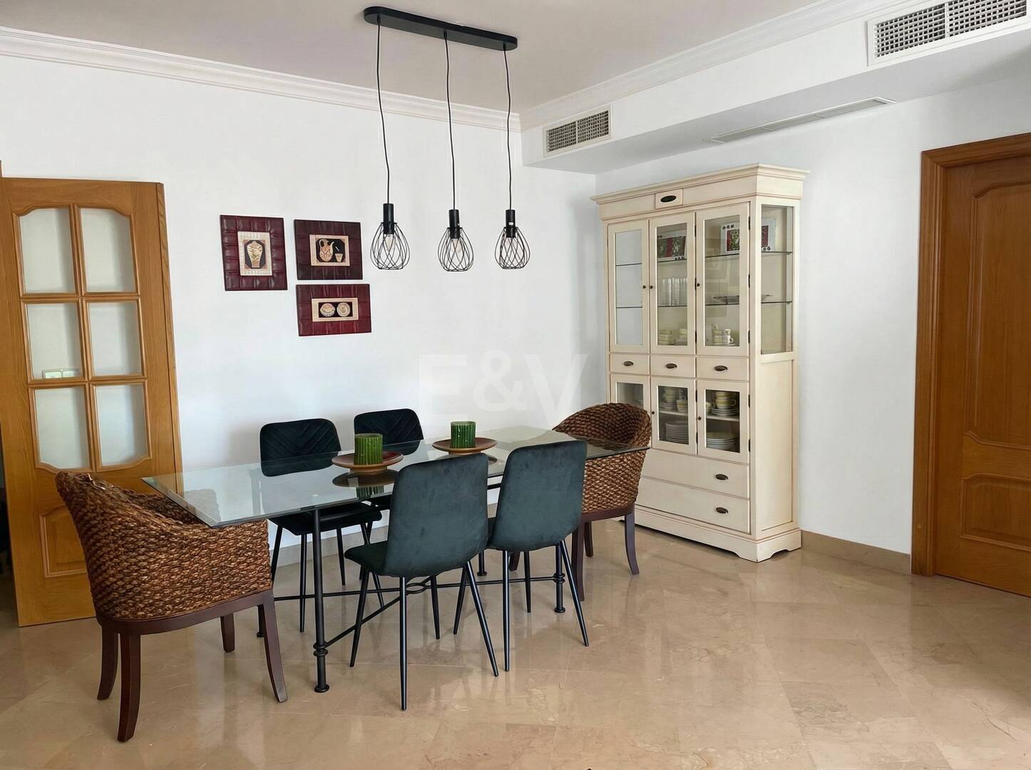 Spacious quality apartment with 3 bedrooms in the heart of the Golden Mile, walking distance to the beach and all services