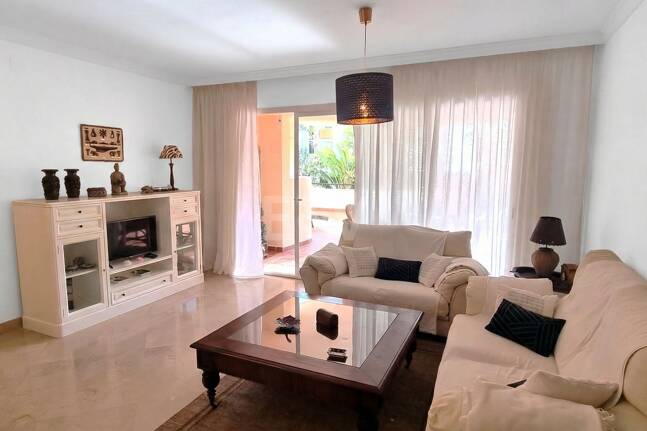 Spacious quality apartment with 3 bedrooms in the heart of the Golden Mile, walking distance to the beach and all services