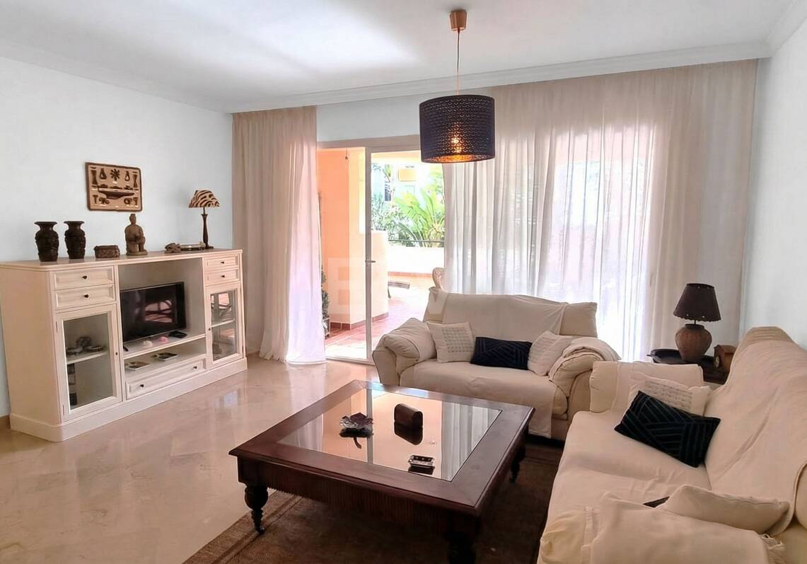 Amplio apartamento de calidad con 3 dormitorios en el corazón de la Milla de Oro, a poca distancia a pie de la playa y de todos los servicios