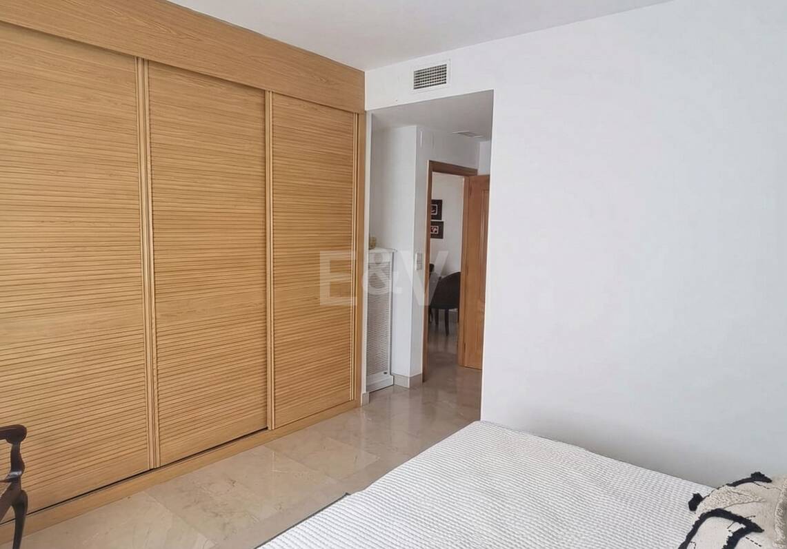 Amplio apartamento de calidad con 3 dormitorios en el corazón de la Milla de Oro, a poca distancia a pie de la playa y de todos los servicios