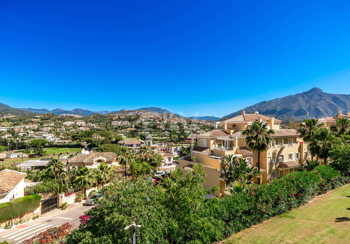 Chic Garden Apartment with Privacy in Las Brisas next to Los Naranjos Golf