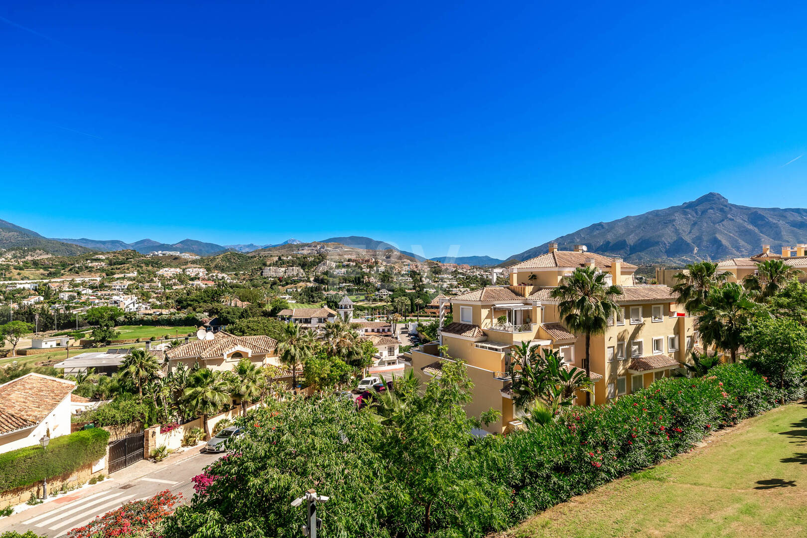 Hermoso apartamento con jardin privado junto a Los Naranjos Golf