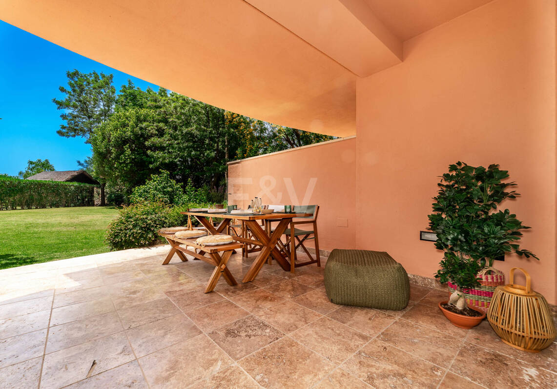 Chic Garden Apartment with Privacy in Las Brisas next to Los Naranjos Golf