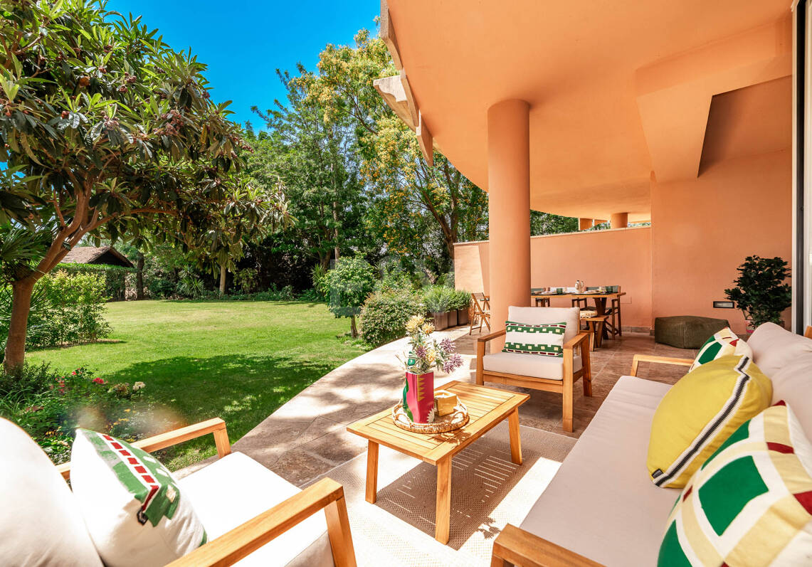 Chic Garden Apartment with Privacy in Las Brisas next to Los Naranjos Golf