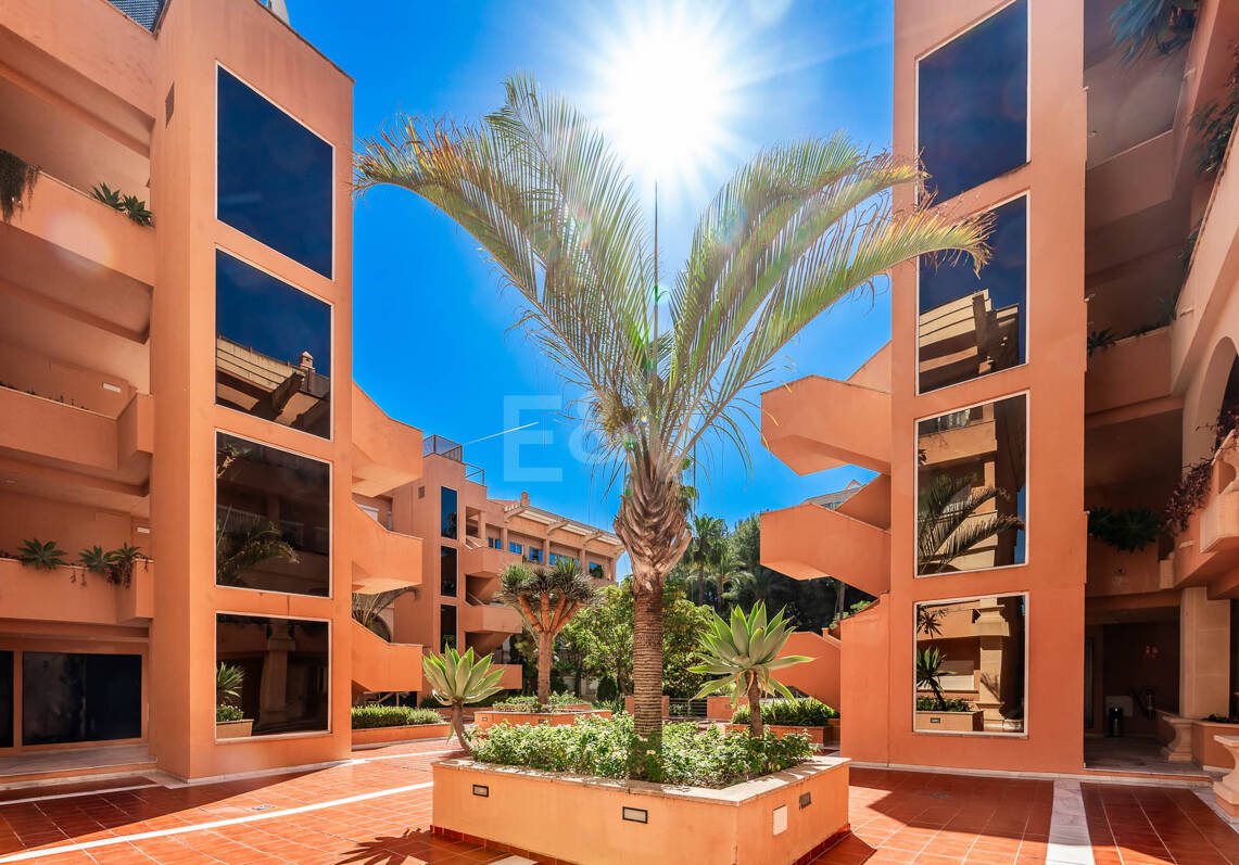 Chic Garden Apartment with Privacy in Las Brisas next to Los Naranjos Golf