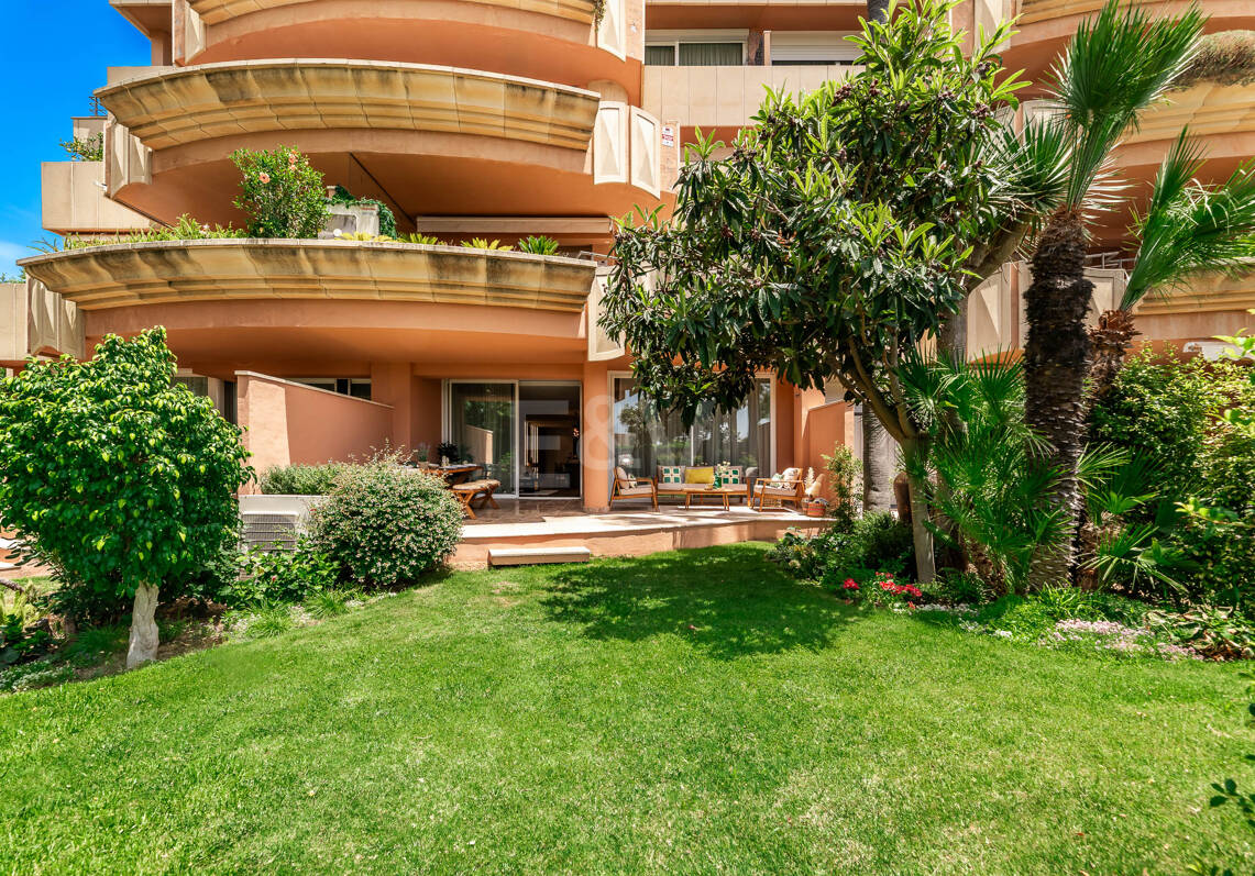 Chic Garden Apartment with Privacy in Las Brisas next to Los Naranjos Golf
