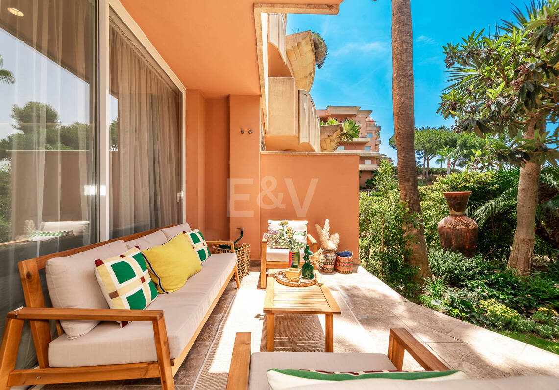 Chic Garden Apartment with Privacy in Las Brisas next to Los Naranjos Golf