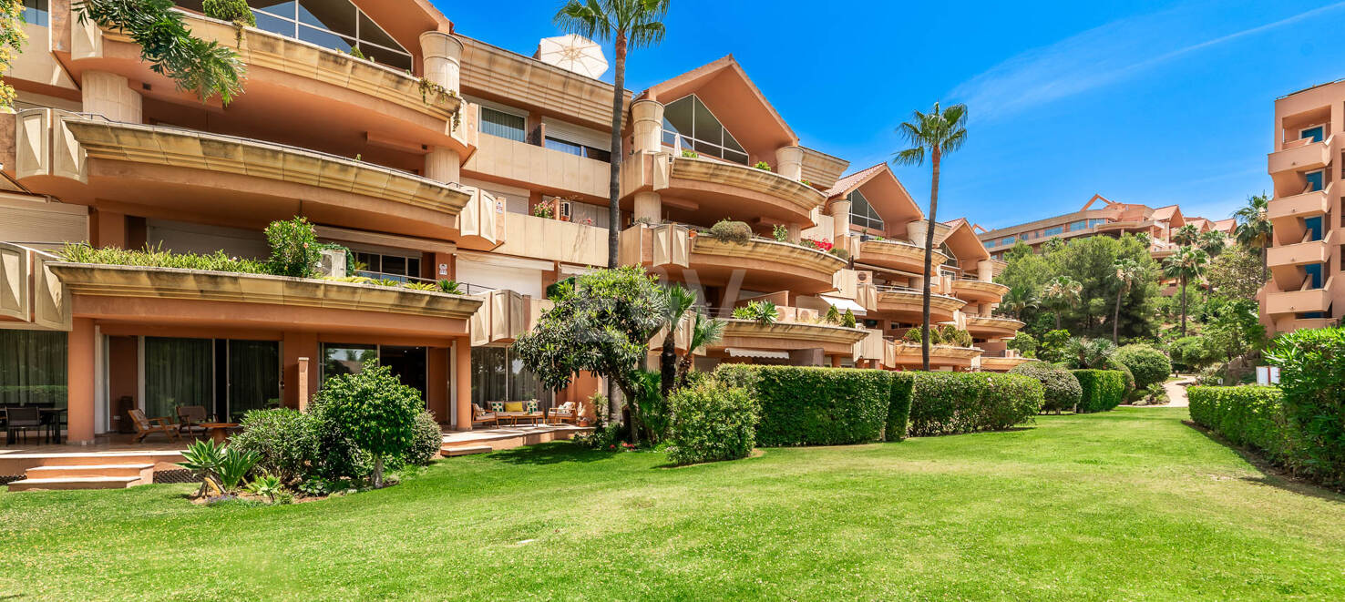 Chic Garden Apartment with Privacy next to Los Naranjos Golf