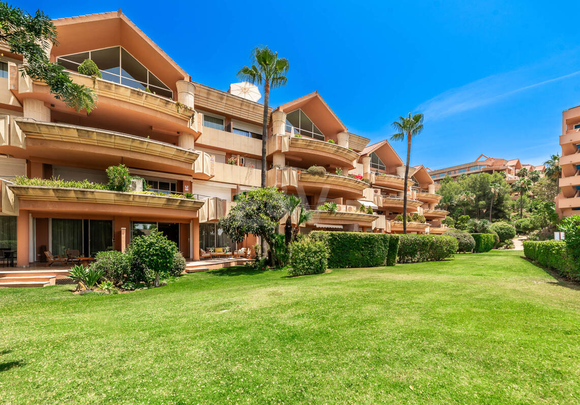 Chic Garden Apartment with Privacy in Las Brisas next to Los Naranjos Golf
