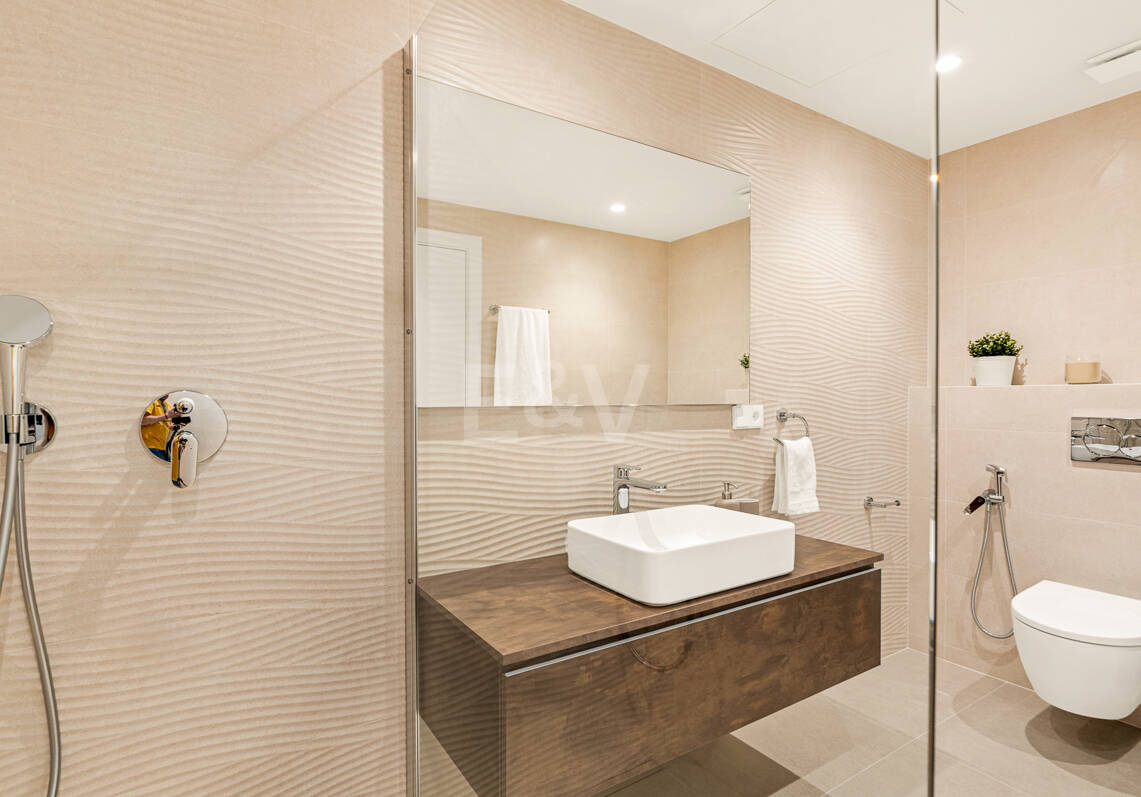 Chic Garden Apartment with Privacy in Las Brisas next to Los Naranjos Golf