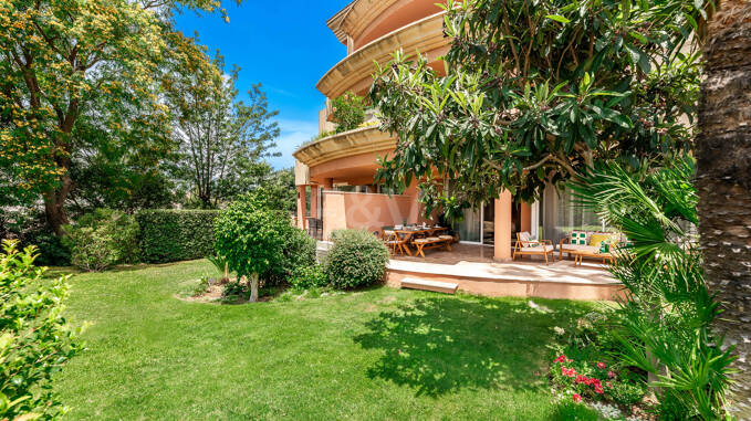 Chic Garden Apartment with Privacy in Las Brisas next to Los Naranjos Golf