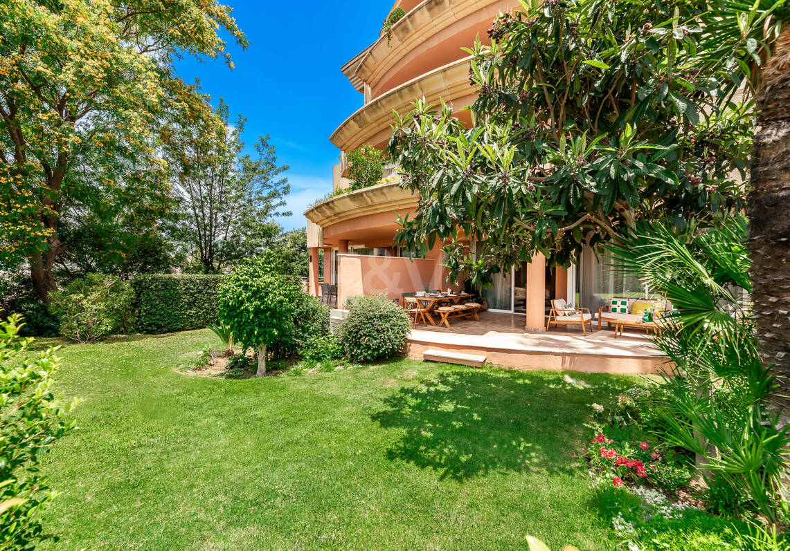 Chic Garden Apartment with Privacy in Las Brisas next to Los Naranjos Golf