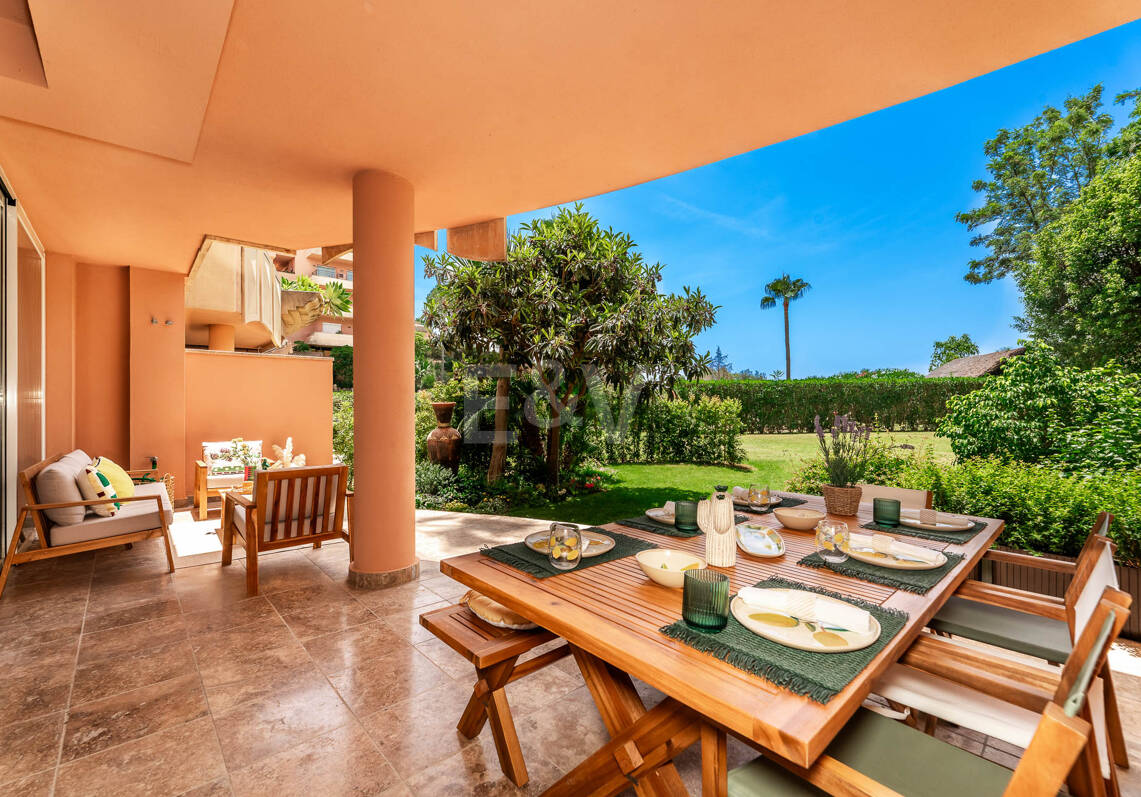 Chic Garden Apartment with Privacy in Las Brisas next to Los Naranjos Golf