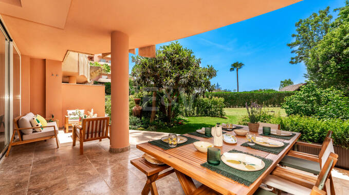 Chic Garden Apartment with Privacy in Las Brisas next to Los Naranjos Golf