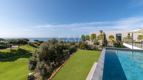 Luxusvilla in erster Golfreihe