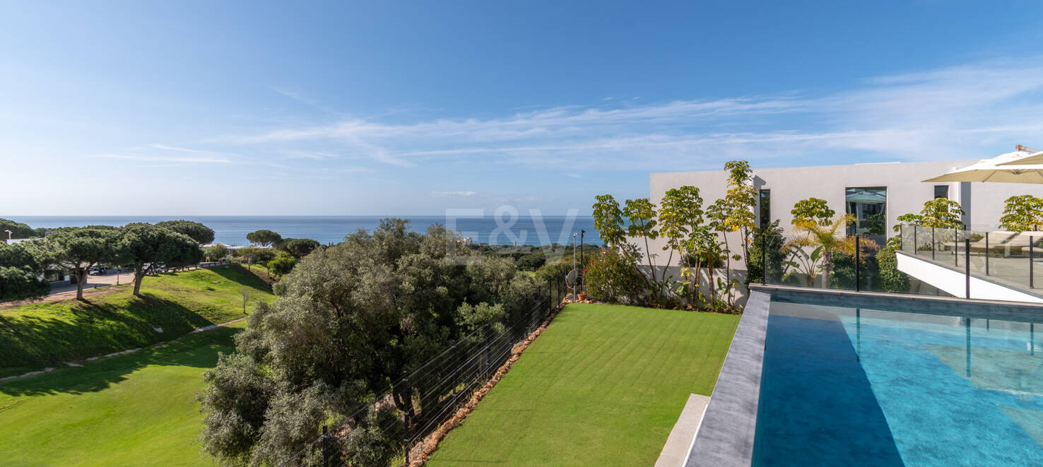 Luxury Villa in Frontline Golf