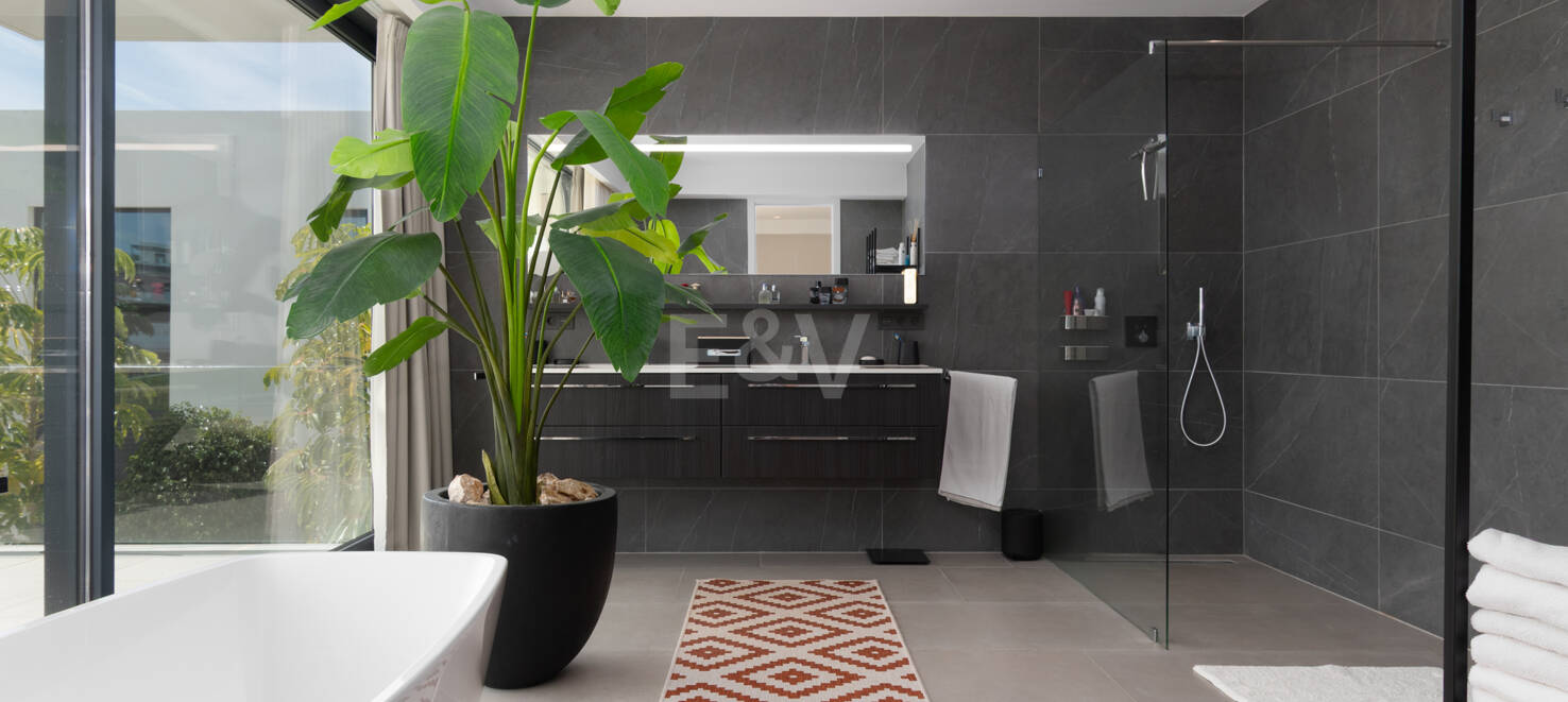 Luxury Villa in Frontline Golf