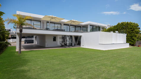 Luxury Villa in Frontline Golf